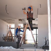 full-shot-man-woman-standing-ladder full-shot-man-woman-standing-ladder